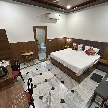 Hotel Zen Khajurāho Buitenkant foto